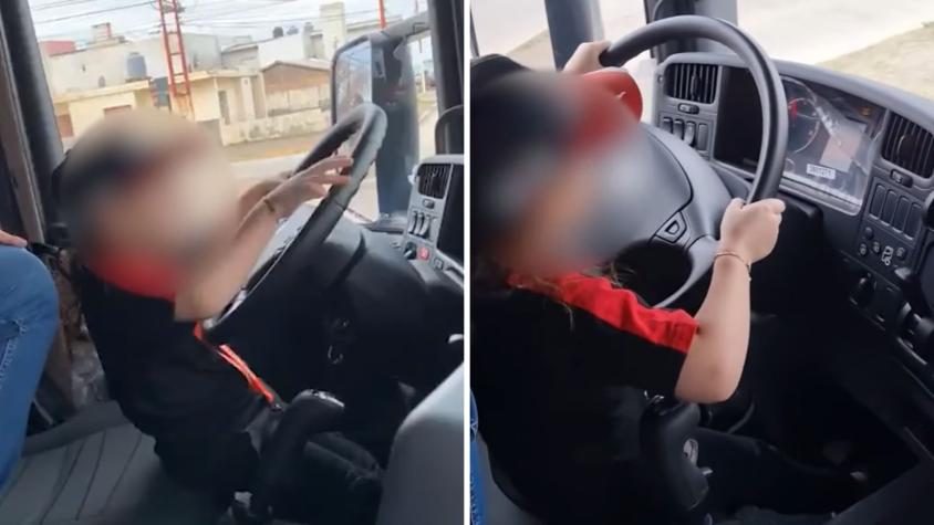 Captan a niño de siete años manejando un camión: Revocan licencia a hombre que lo incitó