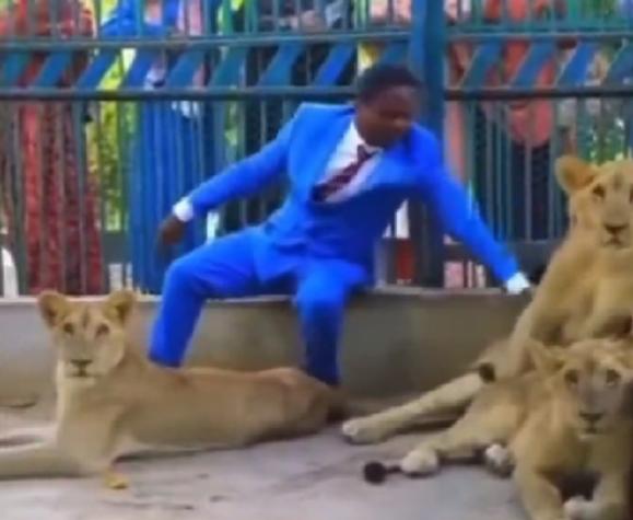 Pastor se la juega recreando historia bíblica: Se encierra en una jaula con leones
