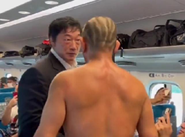 Dos pesos pesados de la lucha libre hicieron show a bordo de un tren bala en Japón