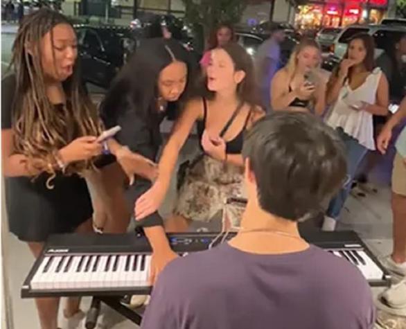 Inadmisible: Mujer le destruye el teclado a un músico callejero en Estados Unidos