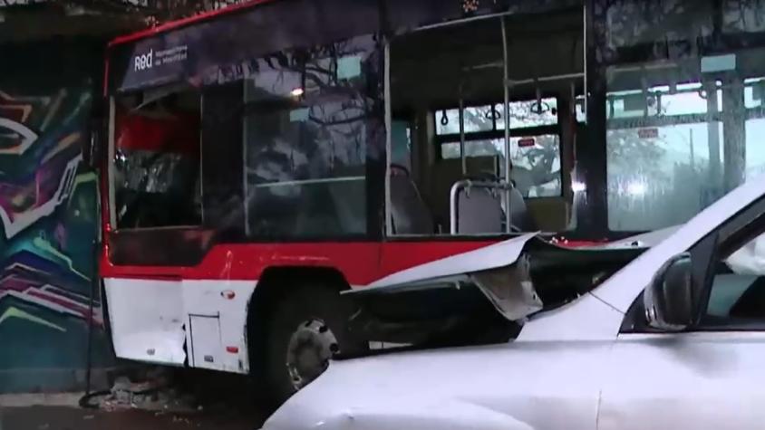 "Parecía un terremoto": Micro termina incrustada en local comercial tras chocar con auto que habría sido robado