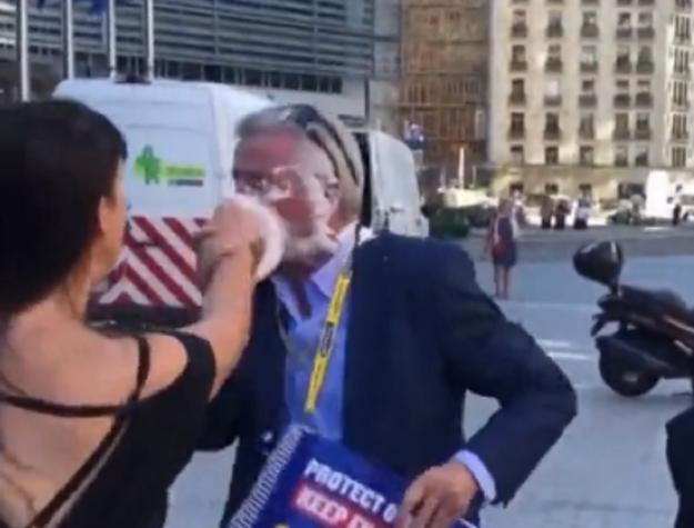 Activistas ambientales le lanzaron una torta en la cara a director de conocida aerolínea europea