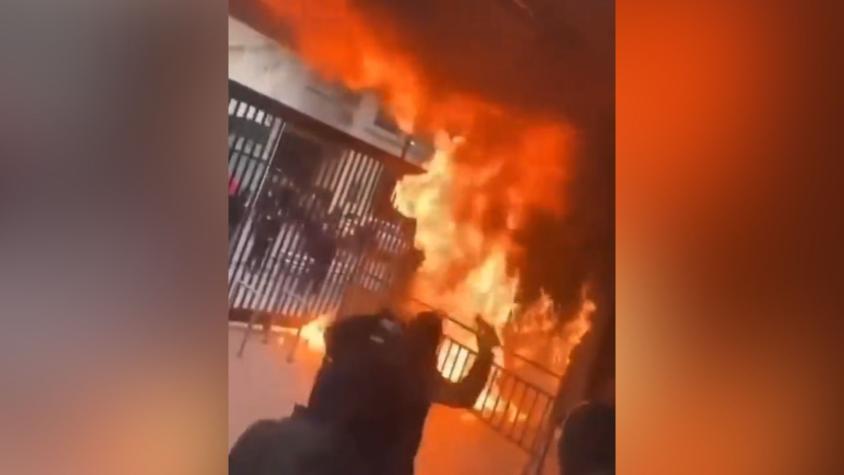 Se registra incendio al interior del Instituto Nacional: Habrían lanzado bombas molotov