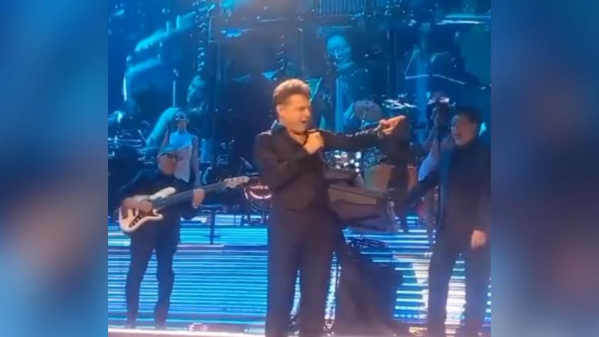 VIDEO | La reacción de Luis Miguel luego que una fan le lanzara un sostén durante show en Santiago