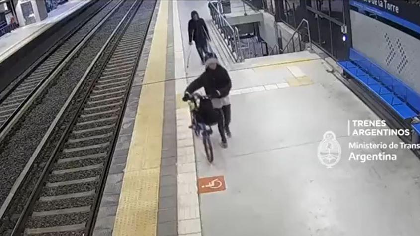 Hombre con muletas agredió sexualmente a mujer que esperaba tren en Argentina