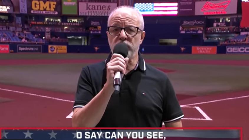 Alberto Plaza interpreta himno de Estados Unidos en partido de béisbol