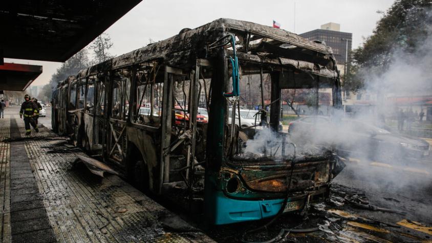 Municipalidad de Santiago anuncia acciones judiciales por quema de buses fuera del Liceo de Aplicación