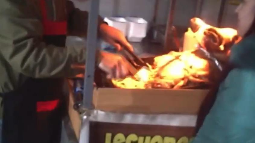 Ahora ofrecen "chancho relleno" en plena calle: Desbordada venta de comida callejera