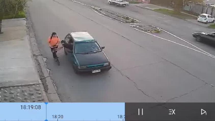 Mientras un joven lo conducía: captan impactante robo de scooter desde un auto en Conchalí