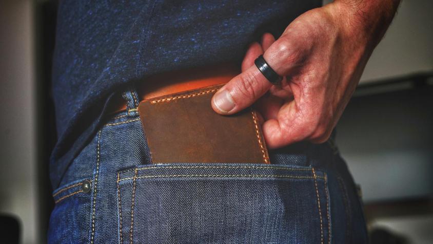 Kinesiólogo explica cómo la billetera podría estar afectando tu espalda 