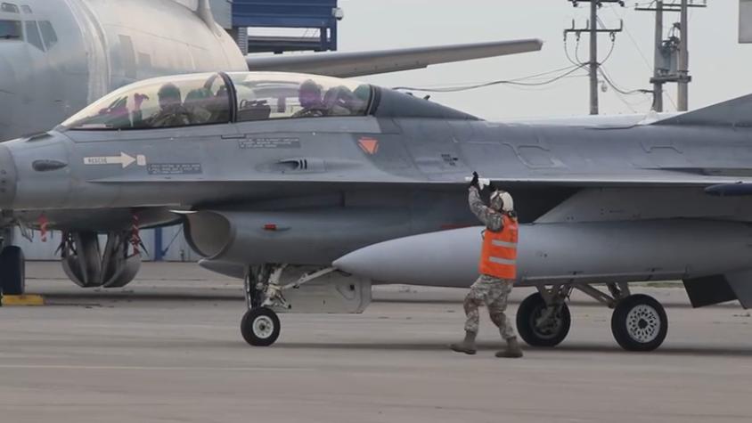 Se van bien zapateados: Mecánico de la FACH baila "alita" de cueca con un F-16 antes de la Parada Militar 2023