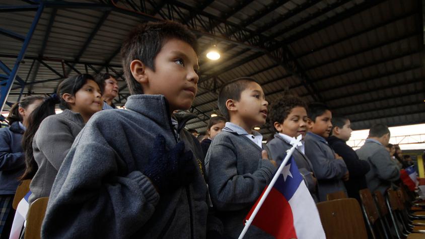 Comisión de Educación aprueba proyecto que obliga a colegios cantar el himno e izar la bandera un lunes al mes