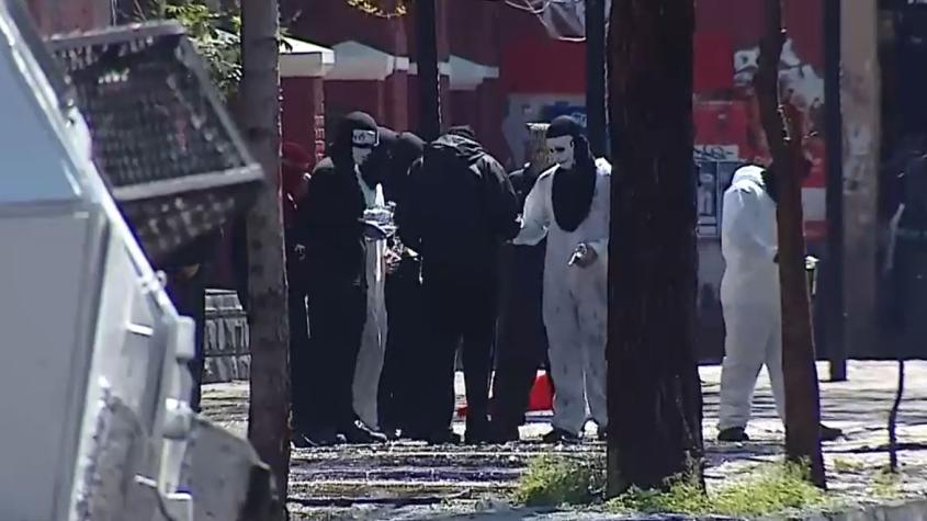 Encapuchados lanzan más de 50 bombas molotov y fuegos artificiales contra carabineros a las afueras del Liceo Barros Borgoño