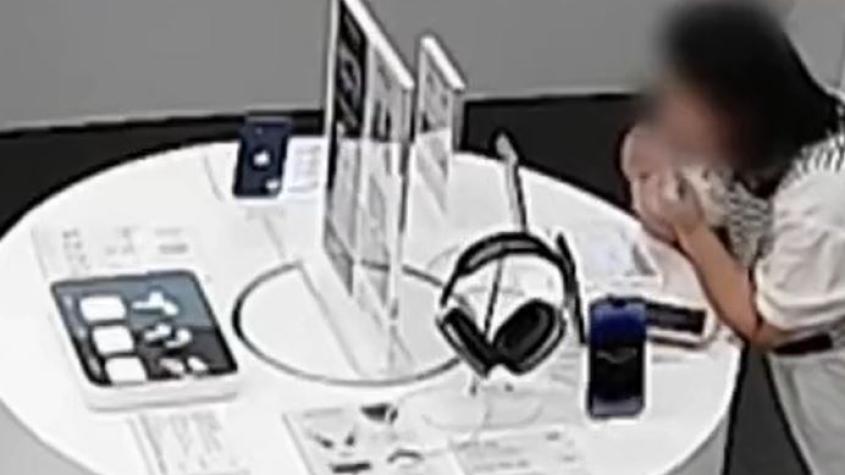 Mujer se robó iPhone de una tienda mordiendo cable de seguridad