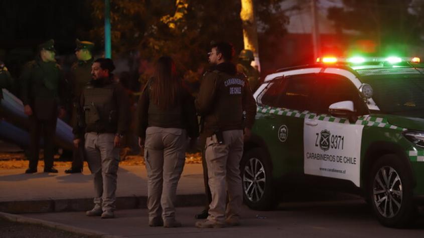 Carabinero frustra encerrona con su arma de servicio y resulta atropellado