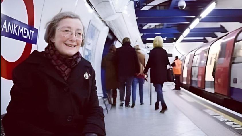 Reino Unido: Mujer va al Metro diariamente para escuchar para escuchar la voz de su fallecido esposo