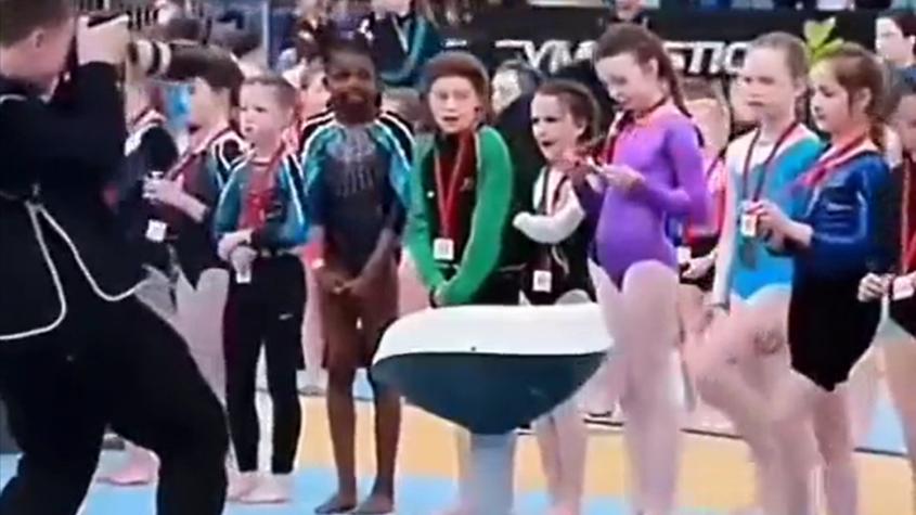 Polémica en Irlanda: Niña no recibe medalla por su color de piel en competencia de gimnasia y las disculpas llegan un año después