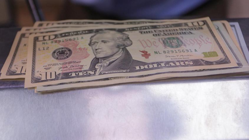 Dólar abre al alza en torno a los $900 a medida que el cobre pierde terreno con las noticias de Evergrande en China
