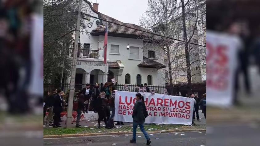 Lanzaron pintura roja: 12 detenidos tras manifestación en sede de la UDI