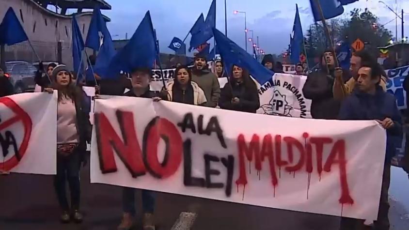 "No a la ley maldita": Manifestantes exigen viviendas sociales y veto a la ley anti-tomas