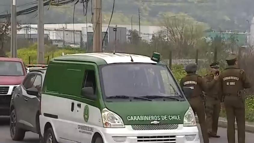 Dos delincuentes heridos a bala tras intentar atropellar a carabineros en Quilicura: circulaban en camioneta robada