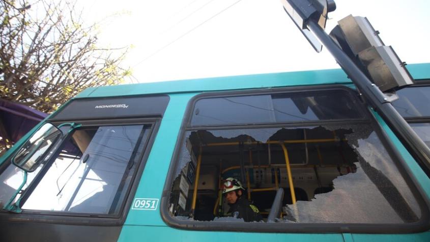 Botaron un poste: dos buses de RED colisionan en Las Condes