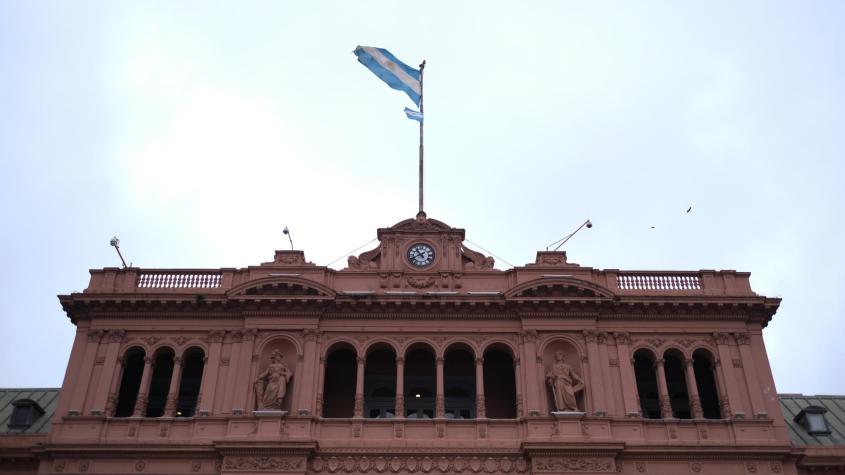Banco central argentino sube tasa de interés referencial a 145% anual