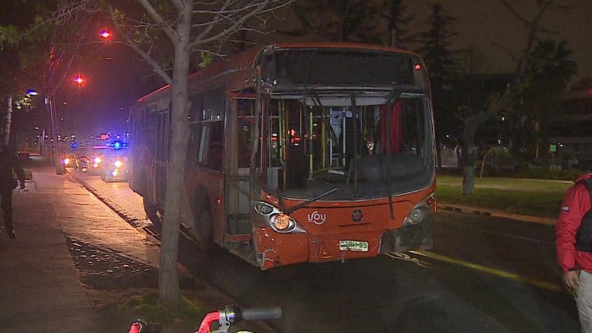 Arresto domiciliario nocturno para chofer de bus RED que conducía drogado y chocó en Las Condes