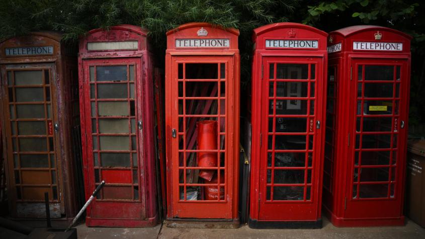 ¿Convertirías una cabina telefónica en una cafetería o una biblioteca?: En Inglaterra, sólo quedan 20.000 teléfonos públicos que funcionan