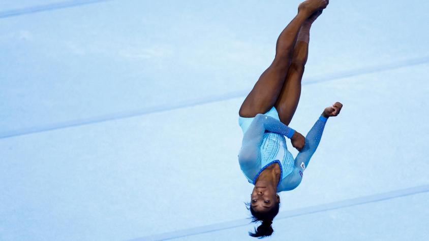 Simone Biles logra convertirse en la primera mujer en conseguir el salto más difícil en una competencia mundial de gimnasia