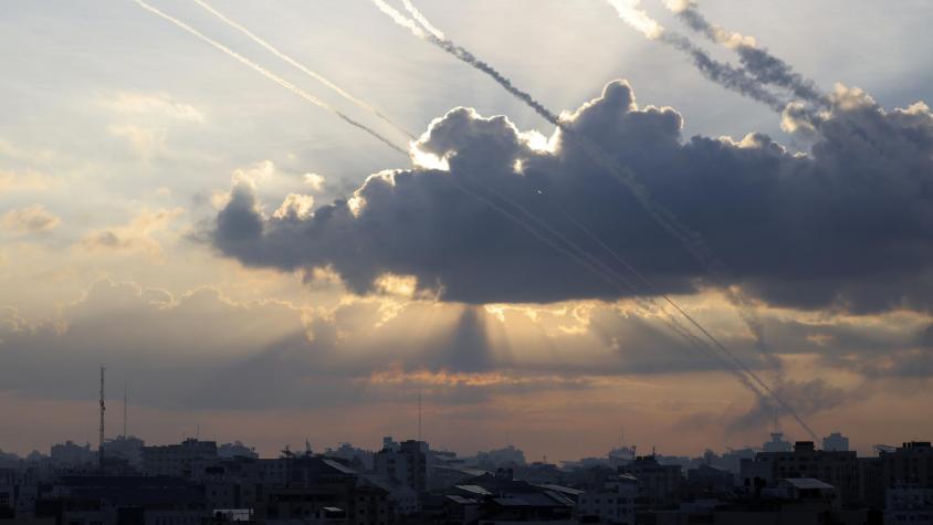 Decenas de cohetes lanzados desde la Franja de Gaza atacan a Israel