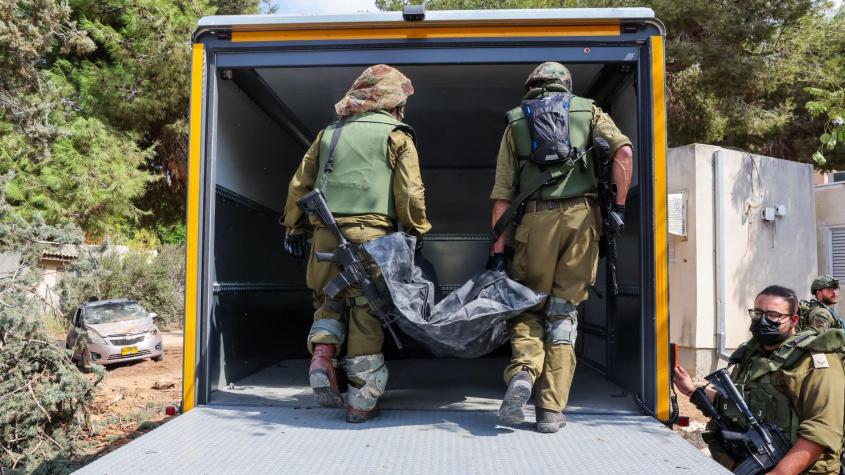 Soldados israelíes encuentran cerca de 40 bebés muertos en un kibutz en la frontera