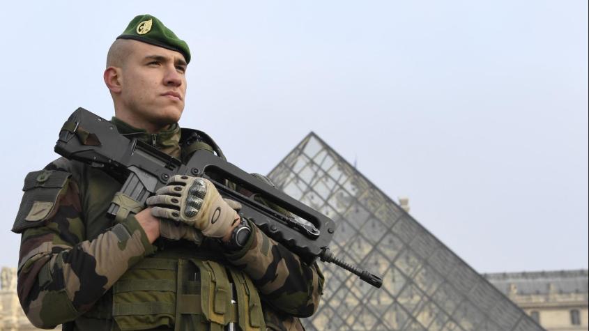 Francia: El Louvre cierra por "razones de seguridad" ante temor de atentado