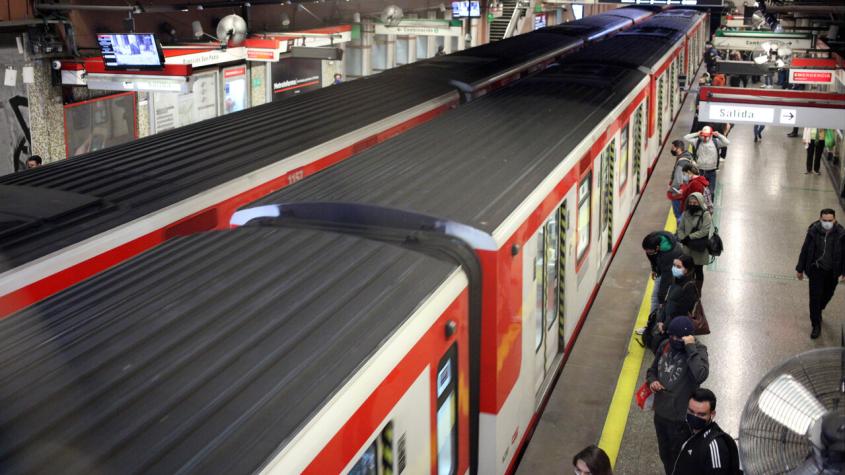 Tras una hora de falla: Metro de Santiago informa que se restableció servicio en Línea 2 