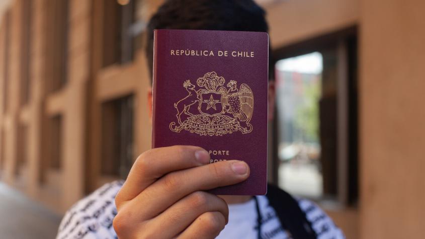 Rechazan renovar pasaporte y carnet a chileno radicado en EEUU: Debe más de $145 millones en pensiones de alimentos