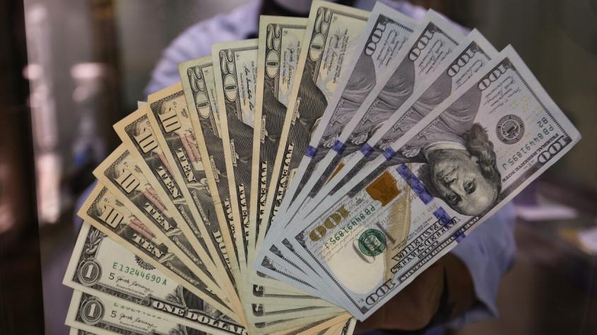 Dólar sube sobre $915 en la apertura mientras la divisa continúa fortaleciéndose en el plano internacional