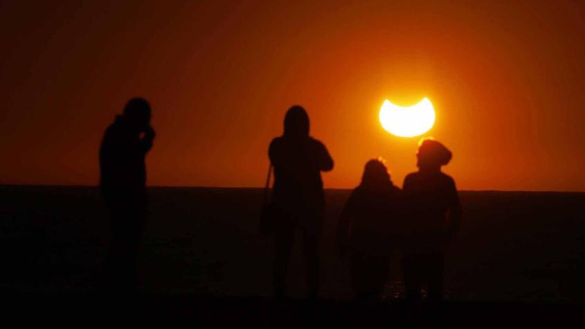 Ni radiografías, ni vidrios ahumados: Siete objetos que NO sirven para ver el eclipse
