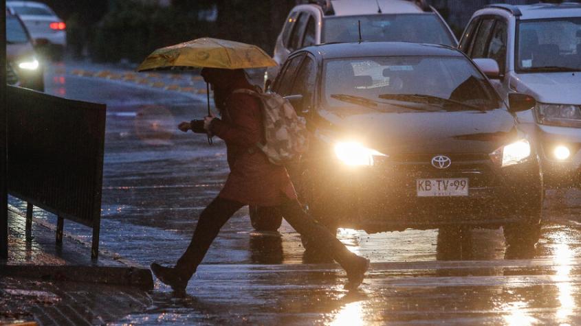 Lluvia en Santiago: A qué hora comienzan las precipitaciones este fin de semana largo