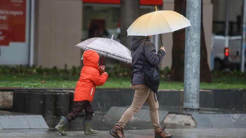 Lluvia en plena primavera llega a Santiago este miércoles: ¿A qué hora precipitará en la región Metropolitana?