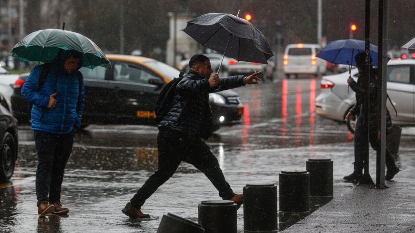 Sigue la lluvia en Santiago: Pronostican precipitaciones para este fin de semana en la región Metropolitana