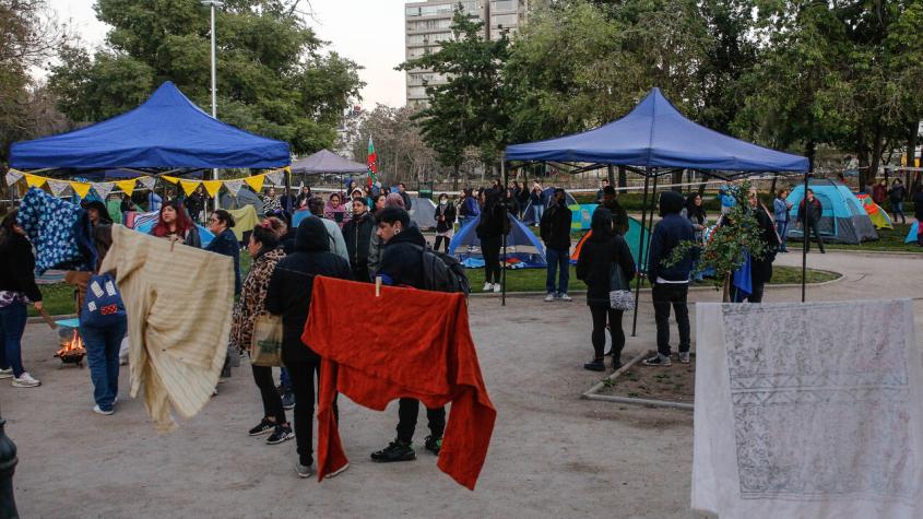 Carabineros llega a desalojar a pobladores de Lo Hermida que realizan protesta en Parque Balmaceda