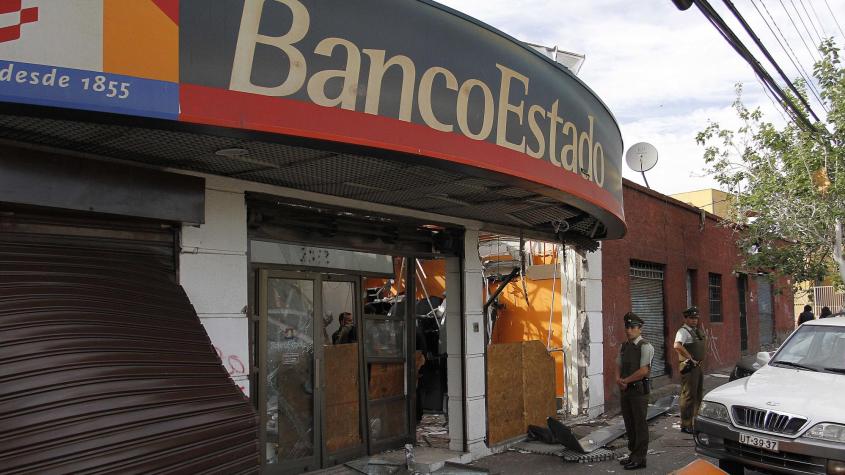 Delincuentes entraron a sucursal de Banco Estado en Santiago: intentaron ingresar a la bodega con elementos de oxicorte