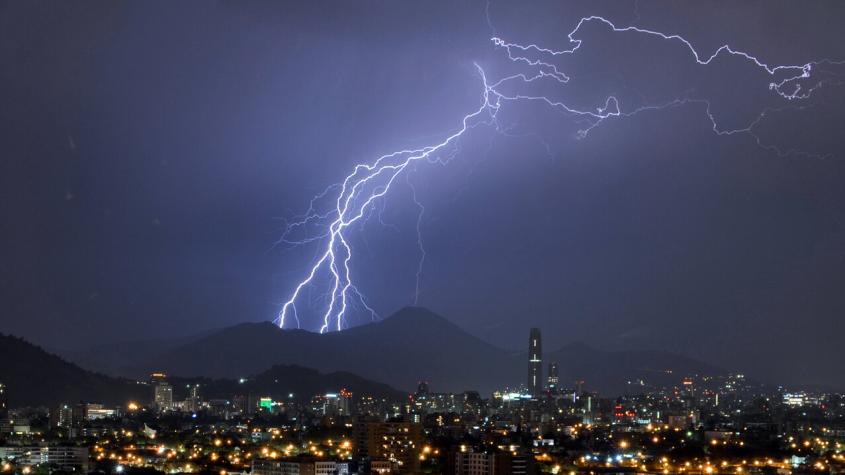 Declaran Alerta Temprana Preventiva en 10 comunas de la RM por tormentas eléctricas
