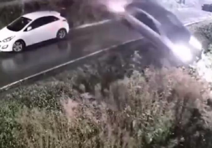Rusia: Auto cruzó una calle "volando" y chocó de lleno contra una casa