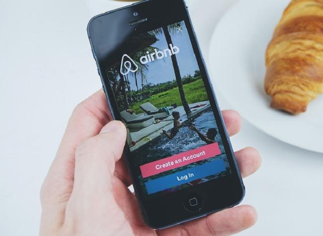 Airbnb pasa por un complejo momento: Su CEO da luces de cómo pretende revertir la situación