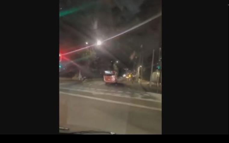 Derribó postes, cortó la luz y dejó un lesionado: Chofer de bus RED conducía drogado