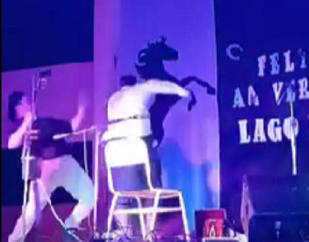 En pleno show en vivo: Hombre borracho subió al escenario e intentó golpear a músicos