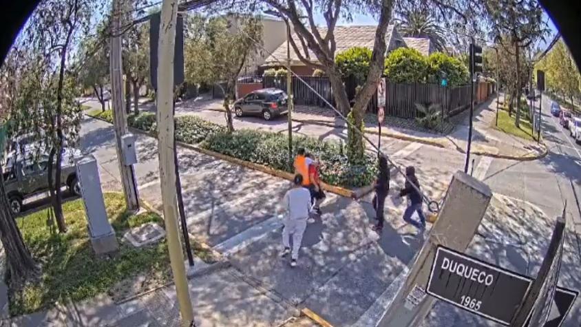A plena luz del día: Joven fue asaltado violentamente por cuatro sujetos en Las Condes A plena luz del día: Joven fue asaltado violentamente por cuatro sujetos en Las Condes