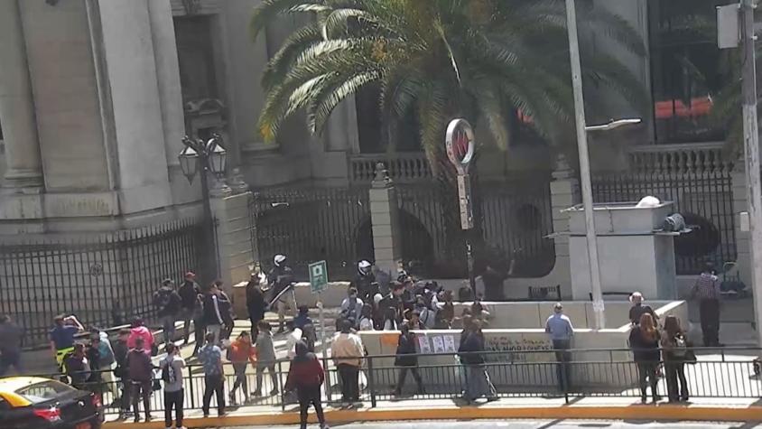 Video capta momento que guardias municipales de Santiago fueron agredidos por vendedores ambulantes