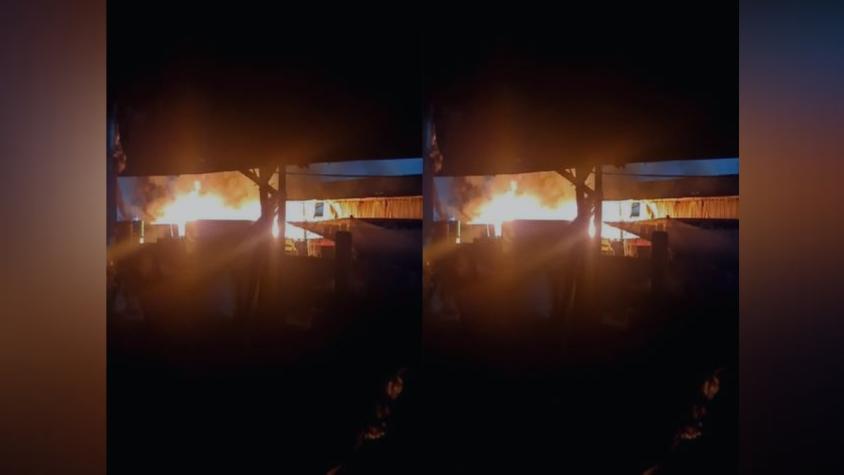 Incendio en centro de reciclaje de aceites en Colina: cerca de 50 bomberos acudieron a la emergencia